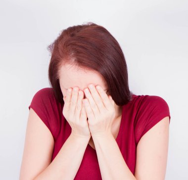genç bir kadın ağlıyor