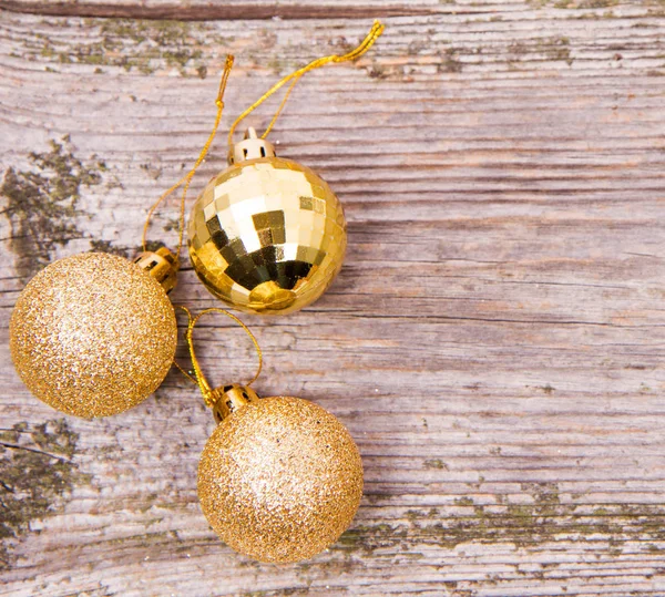 Gouden Kerstballen Een Houten Achtergrond — Stockfoto