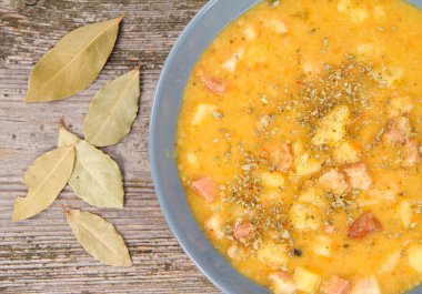 split bezelye çorbası