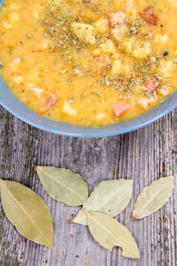 split bezelye çorbası