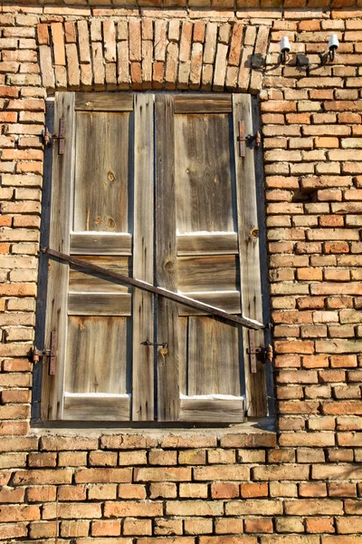 Venster Van Een Oude Verwoeste Houten Huis — Stockfoto