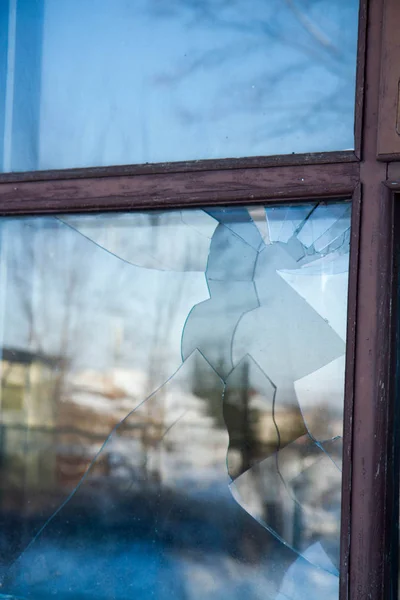 Uma janela quebrada — Fotografia de Stock
