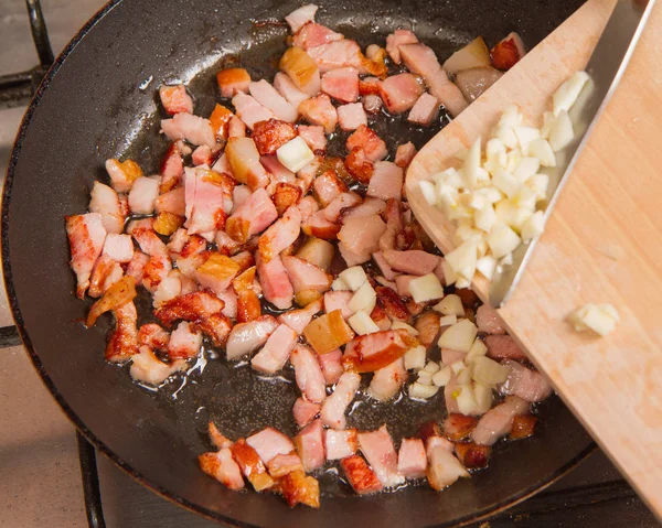 Molho Cozinha Bacon Frito Alho Sendo Adicionado — Fotografia de Stock