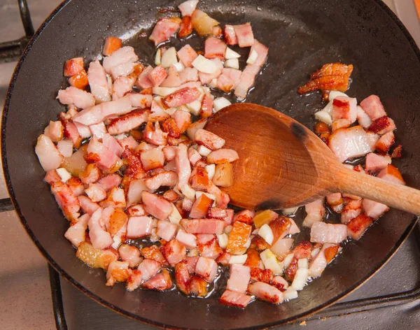 Cozinhar: Bacon de fritura — Fotografia de Stock