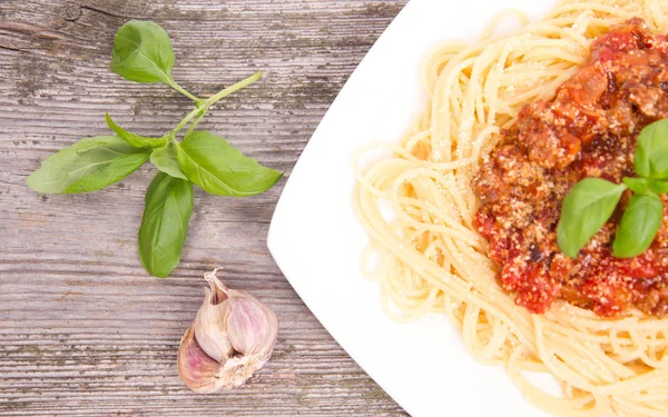 Spaghetti bolognese op houten achtergrond — Stockfoto