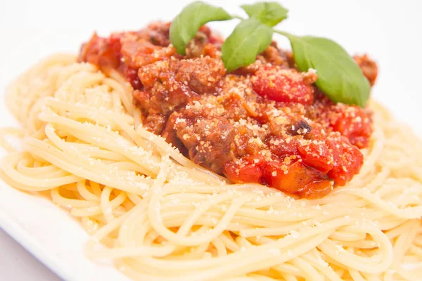 Spaghetti bolognese op wit — Stockfoto