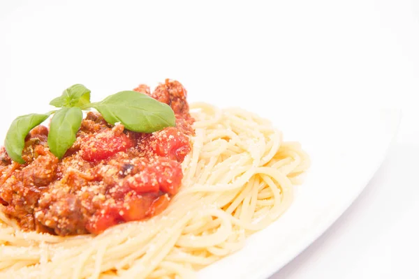 Spaghetti bolognese op wit — Stockfoto