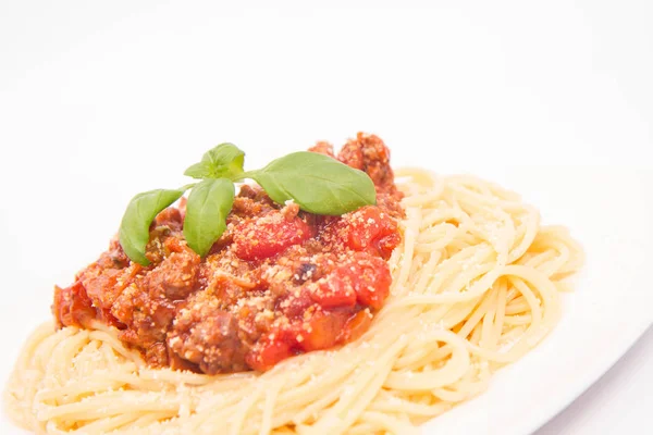 Спагетти Болоньезе на белом — стоковое фото