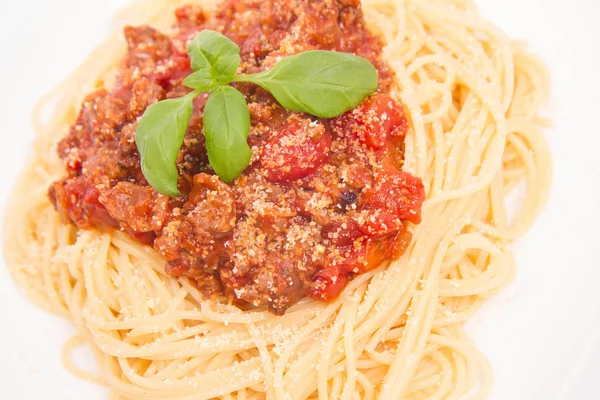 Spaghetti bolognese op wit — Stockfoto