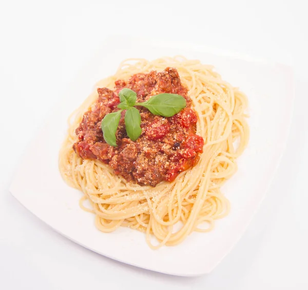 Spaghetti bolognese op wit — Stockfoto