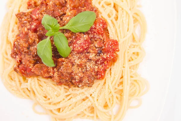 Spaghetti Bolognese auf Weiß — Stockfoto