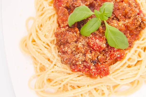 Spaghetti bolognese op wit — Stockfoto