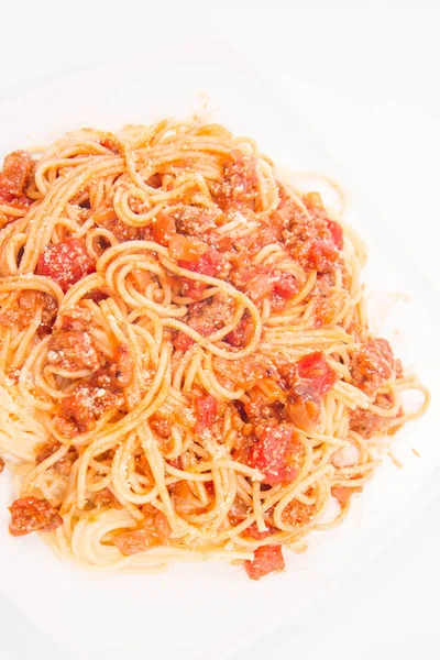 Spaghetti bolognese op wit — Stockfoto