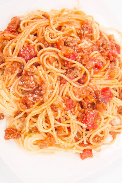 Spaghetti bolognese op wit — Stockfoto