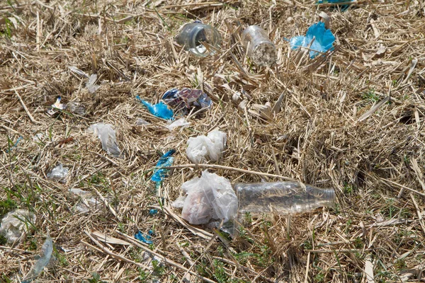 Poubelles causant des dommages à l'environnement — Photo