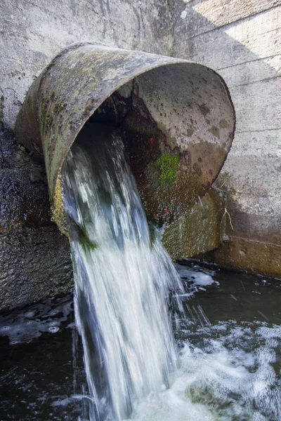 Вода виходить з труби — стокове фото