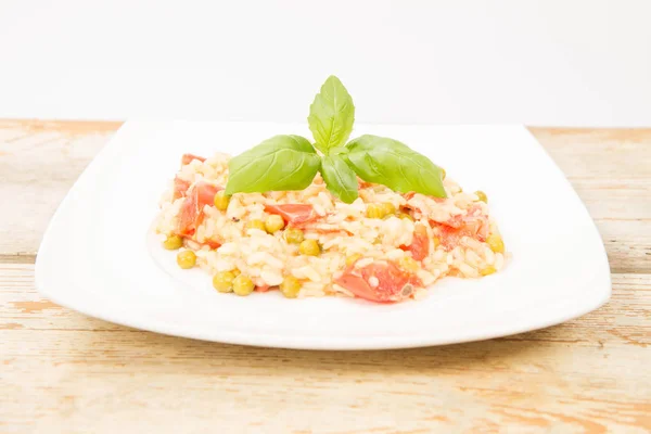 Risotto con pomodoro e pisello — Foto Stock