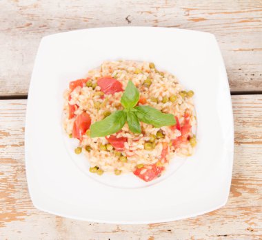 Domates ve bezelye risotto