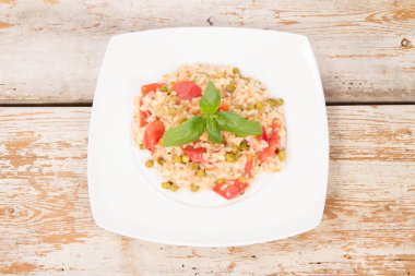 Domates ve bezelye risotto