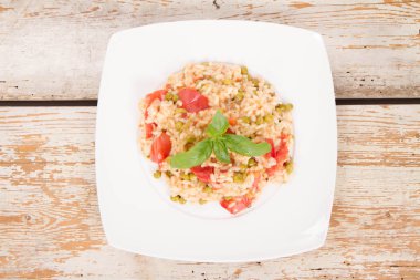 Domates ve bezelye risotto