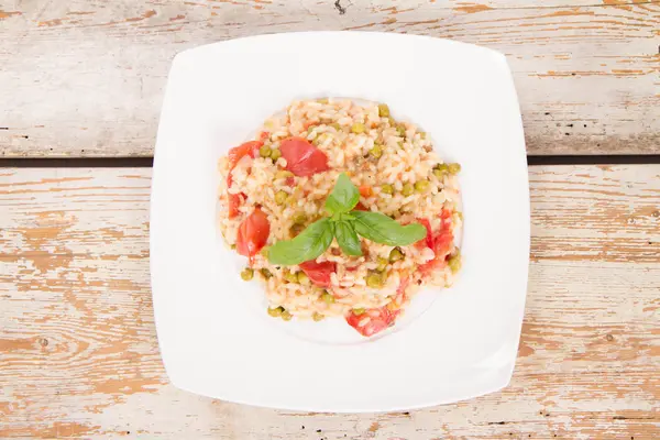 Risotto mit Tomate und Erbse — Stockfoto