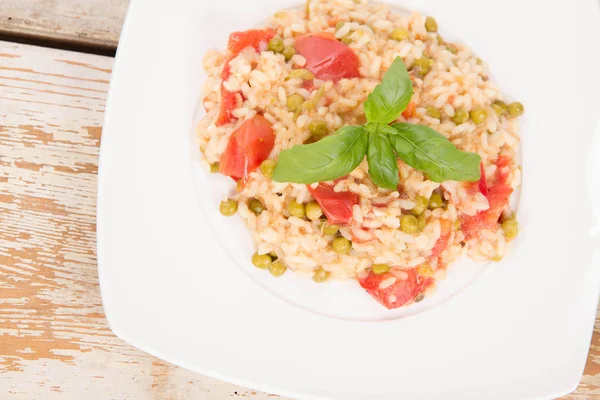 Risotto com tomate e ervilha — Fotografia de Stock