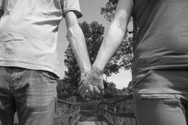 Man die een vrouw hand — Stockfoto