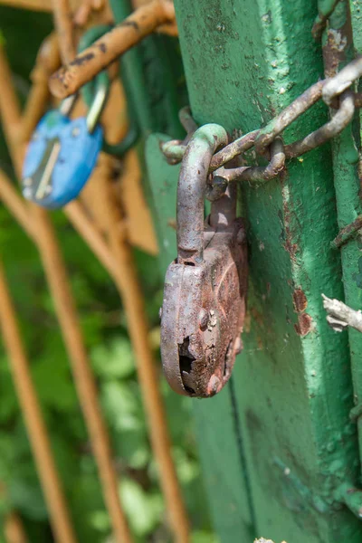 Deux cadenas sur une porte — Photo