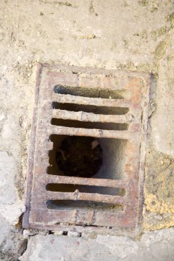 Drenaj - toprağa zarar görmüş bir ızgara