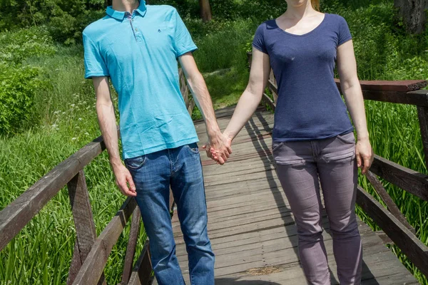 Hombre sosteniendo la mano de una mujer — Foto de Stock