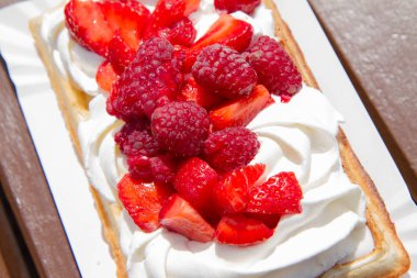 Krem şanti ve çilek ile waffle