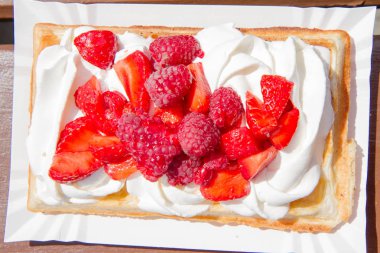 Krem şanti ve çilek ile waffle