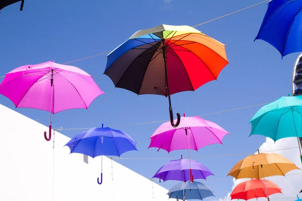 Kleurrijke paraplu's kleurrijke paraplu's - decoratie — Stockfoto