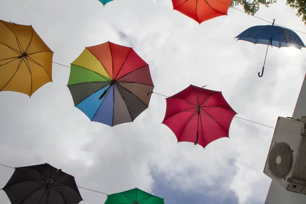 Kleurrijke paraplu's kleurrijke paraplu's - decoratie — Stockfoto