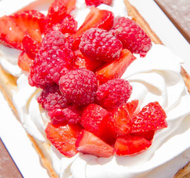 Krem şanti ve çilek ile waffle