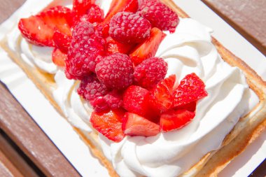 Krem şanti ve çilek ile waffle