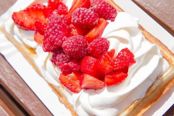 Krem şanti ve çilek ile waffle