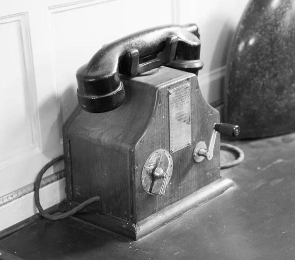 Старый старинный телефон — стоковое фото
