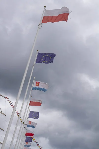 Flaggor på stolpar — Stockfoto