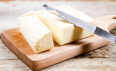 Ahşap doğrama tahtası üzerinde tereyağı 