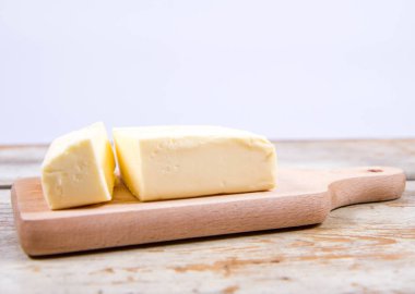 Ahşap doğrama tahtası üzerinde tereyağı 