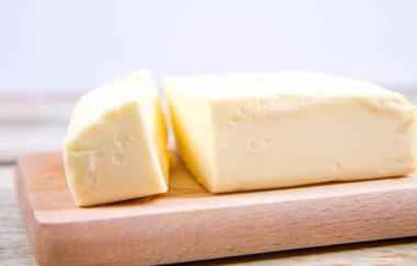 Ahşap doğrama tahtası üzerinde tereyağı 