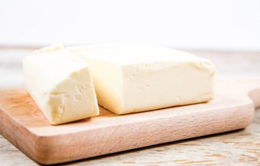 Ahşap doğrama tahtası üzerinde tereyağı 