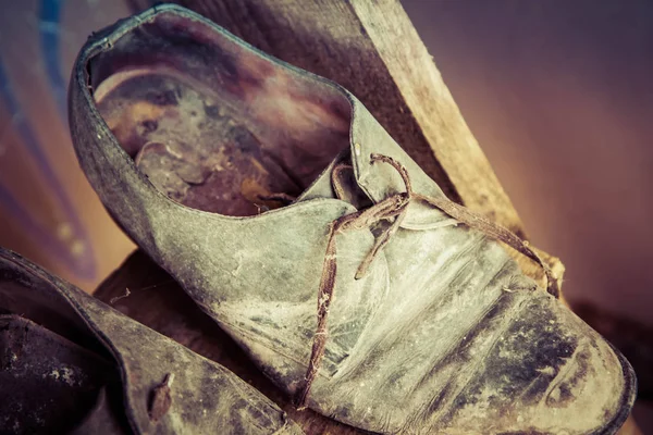 Очень старая обувь — стоковое фото