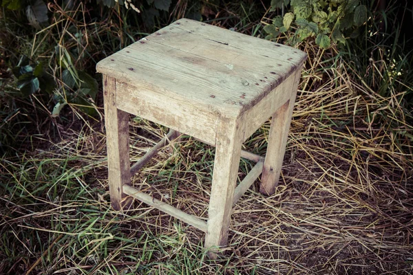 Un viejo taburete de madera — Foto de Stock