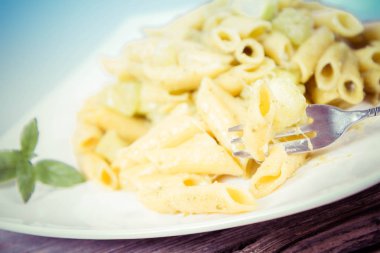 Penne pesto ve nane ile dekore edilmiş kabak ile