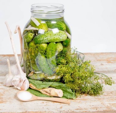 Bir kavanoza, onları (sarımsak, dereotu ve horseradish yapmak için tüm malzemeyi brined turşu)