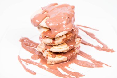 Krep elma ve çikolata ile