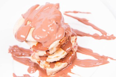 Krep elma ve çikolata ile