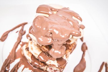 Krep elma ve çikolata ile